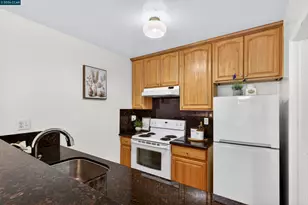 2005 Pleasant Valley Ave, Oakland, CA 94611 - Photo 15