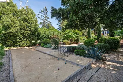 7406 Circle Hill Dr, Oakland, CA 94605 - Photo 37