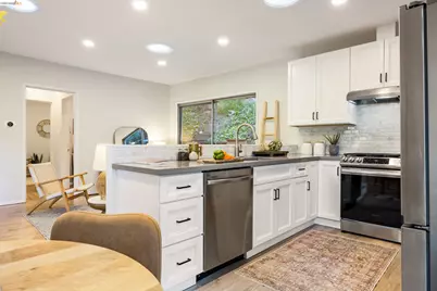 6211 Valley View Rd, Oakland, CA 94611 - Photo 9
