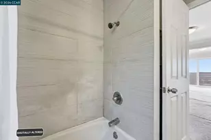 8910 Burr St, Oakland, CA 94605 - Photo 43