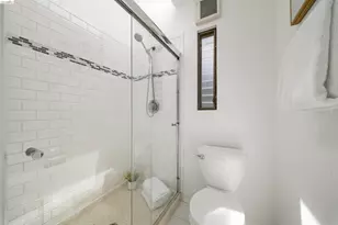 6406 Oakwood Dr, Oakland, CA 94611 - Photo 23