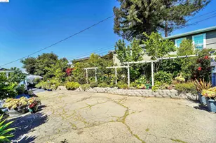 7907 Michigan Ave, Oakland, CA 94605 - Photo 9