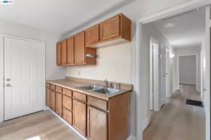 246 Tunis Rd, Oakland, CA 94603 - Photo 17