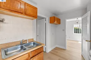 246 Tunis Rd, Oakland, CA 94603 - Photo 15