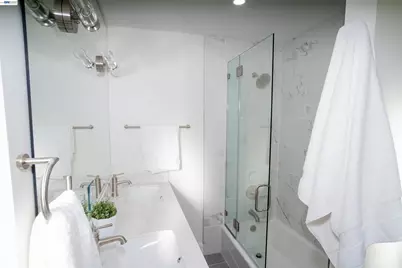 70 St James Pl, Piedmont, CA 94611 - Photo 11