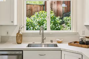 6680 Saroni Dr, Oakland, CA 94611 - Photo 23