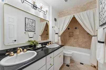 11165 Lochard St, Oakland, CA 94605 - Photo 47