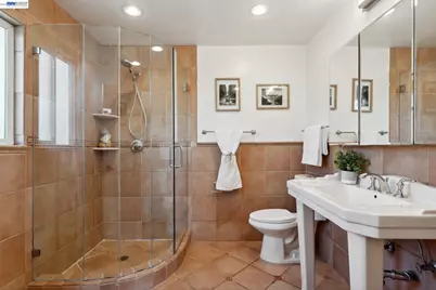 11165 Lochard St, Oakland, CA 94605 - Photo 41