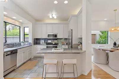 45 Schooner Hl, Oakland, CA 94618 - Photo 17