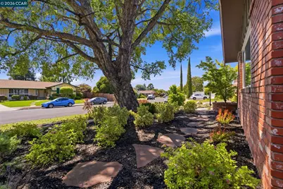 5181 Greenmeadow Dr, Concord, CA 94521 - Photo 17