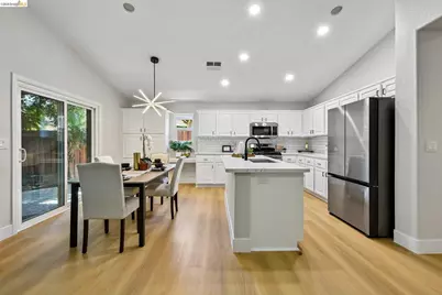9020 Pembridge Dr, Elk Grove, CA 95624 - Photo 15