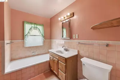 8115 Iris St, Oakland, CA 94605 - Photo 19
