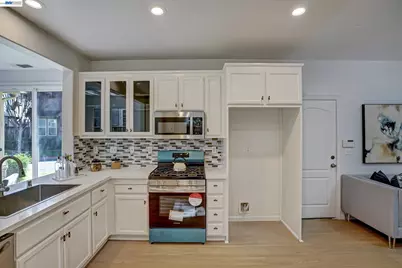 530 Cottage Park Dr, Hayward, CA 94544 - Photo 5