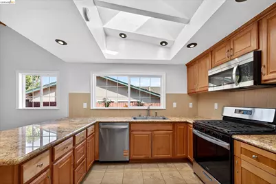 901 Helix Dr, Concord, CA 94518 - Photo 15