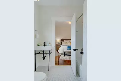 1068 66th St, Oakland, CA 94608 - Photo 15