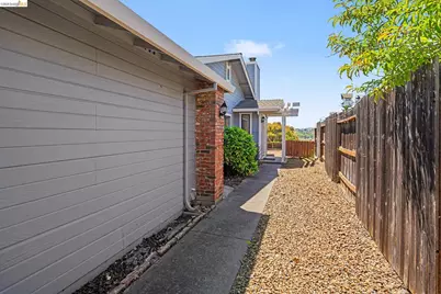 1757 Stuart Ct, Benicia, CA 94510 - Photo 3