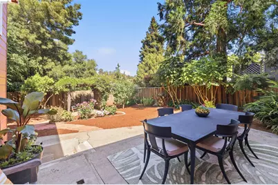 8108 Greenly Dr, Oakland, CA 94605 - Photo 25