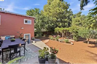 8108 Greenly Dr, Oakland, CA 94605 - Photo 23