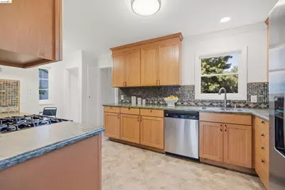 8108 Greenly Dr, Oakland, CA 94605 - Photo 13