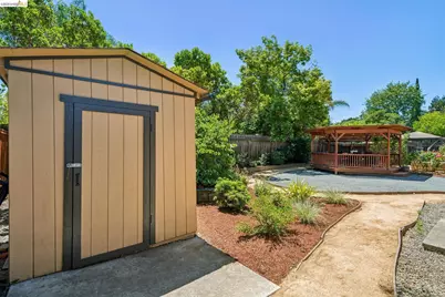 387 Gladys Dr, Pleasant Hill, CA 94523 - Photo 47