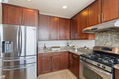 252 International Blvd #303, Oakland, CA 94606 - Photo 15