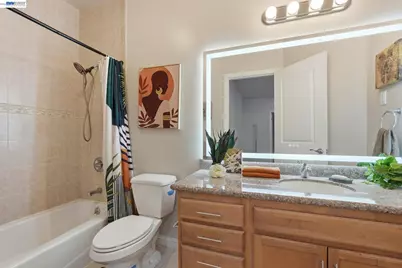 252 International Blvd #303, Oakland, CA 94606 - Photo 37