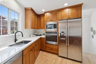 2170 Arrowhead Dr, Oakland, CA 94611 - Photo 13