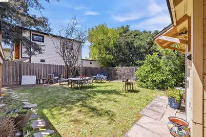 339 Hanover Ave, Oakland, CA 94606 - Photo 15