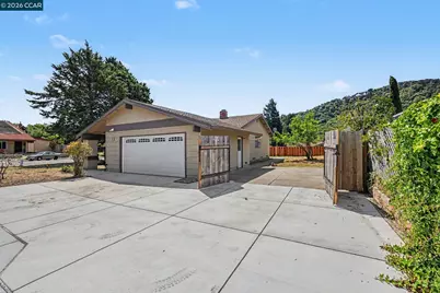 2498 La Reina St, Pinole, CA 94564 - Photo 3