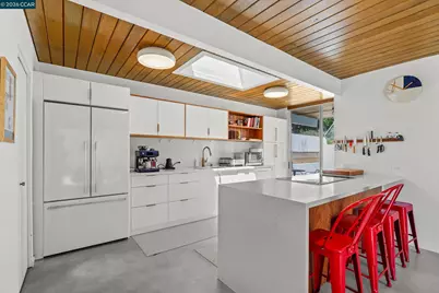 8010 Shay Dr, Oakland, CA 94605 - Photo 11