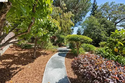 976 Grosvenor Pl, Oakland, CA 94610 - Photo 55
