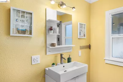 7523 Outlook Ave, Oakland, CA 94605 - Photo 17