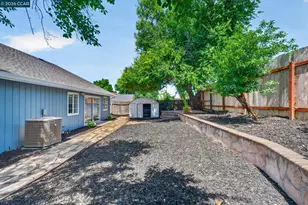 2037 Highland Dr, Concord, CA 94520 - Photo 25