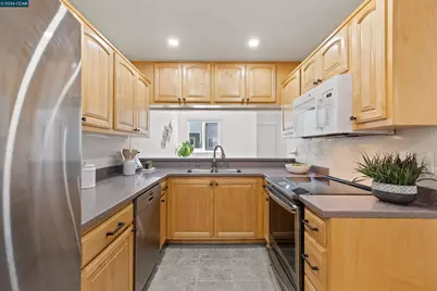 760 Canyon Oaks Dr #H, Oakland, CA 94605 - Photo 11