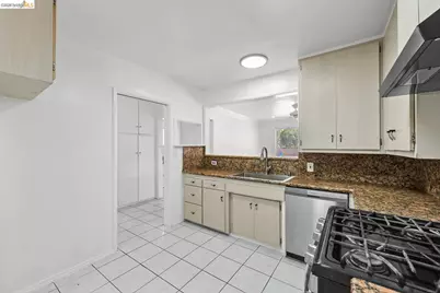 15138 Hiawatha St, Los Angeles, CA 91345 - Photo 27