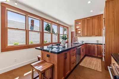 6166 Dover St, Oakland, CA 94609 - Photo 9
