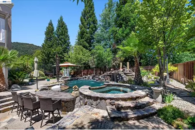 8303 Regency Dr, Pleasanton, CA 94588 - Photo 5