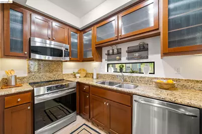 903 Zephyr Dr, Oakland, CA 94607 - Photo 9