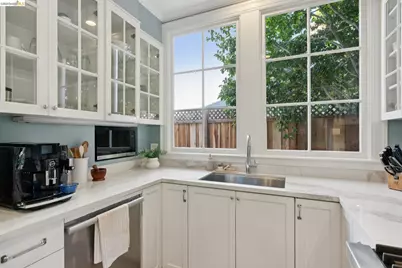 901 Paramount Rd, Oakland, CA 94610 - Photo 19