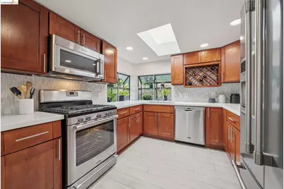 6785 Aitken Dr, Oakland, CA 94611 - Photo 15