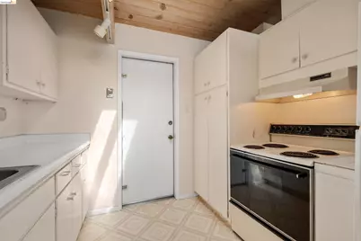 7279 Snake Rd, Oakland, CA 94611 - Photo 9