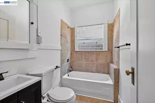 950 Loomis Ct, Oakland, CA 94606 - Photo 17