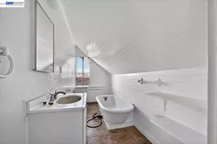 950 Loomis Ct, Oakland, CA 94606 - Photo 35