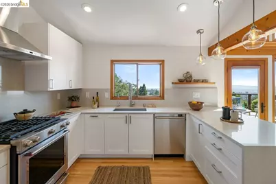 7008 Thornhill Dr, Oakland, CA 94611 - Photo 21