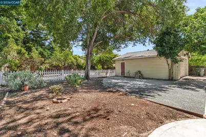 2072 Chalomar Rd, Concord, CA 94518 - Photo 29