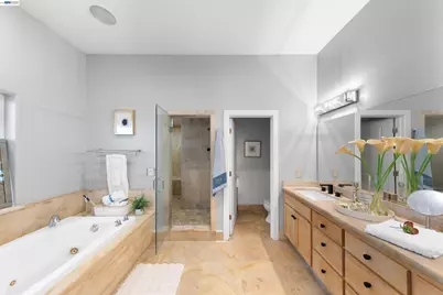 7010 Pinehaven Rd, Oakland, CA 94611 - Photo 15