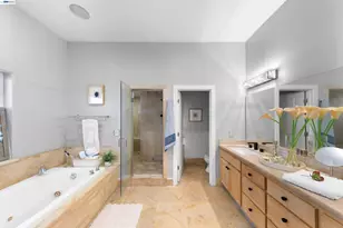 7010 Pinehaven Rd, Oakland, CA 94611 - Photo 15