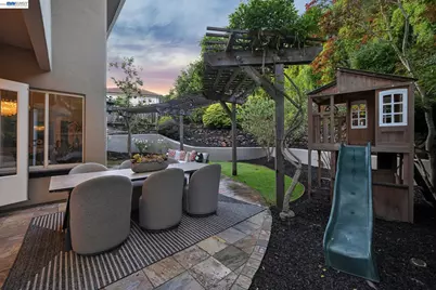 1028 Aquarius Way, Oakland, CA 94611 - Photo 9