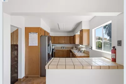 10517 Voltaire Ave, Oakland, CA 94603 - Photo 11