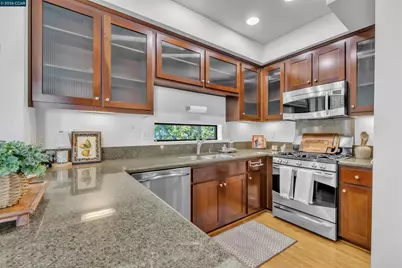 405 Palisade Dr, Oakland, CA 94607 - Photo 3